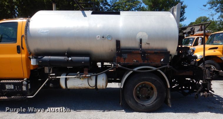 image for item DM1381 2004 Chevrolet C7500  oil distributor truck