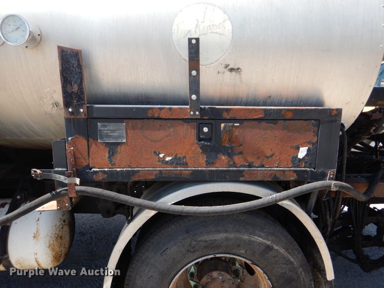 image for item DM1381 2004 Chevrolet C7500  oil distributor truck