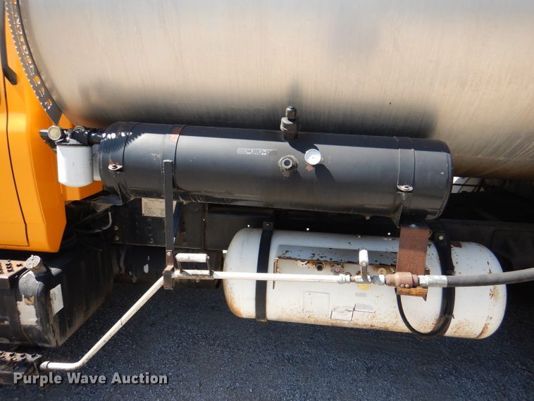 image for item DM1381 2004 Chevrolet C7500  oil distributor truck