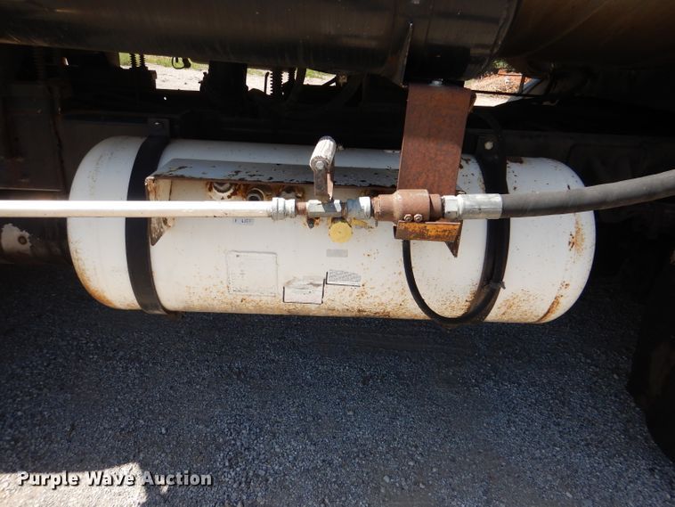 image for item DM1381 2004 Chevrolet C7500  oil distributor truck