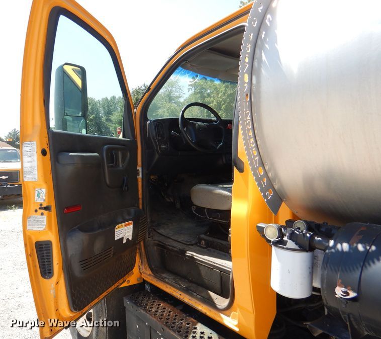image for item DM1381 2004 Chevrolet C7500  oil distributor truck