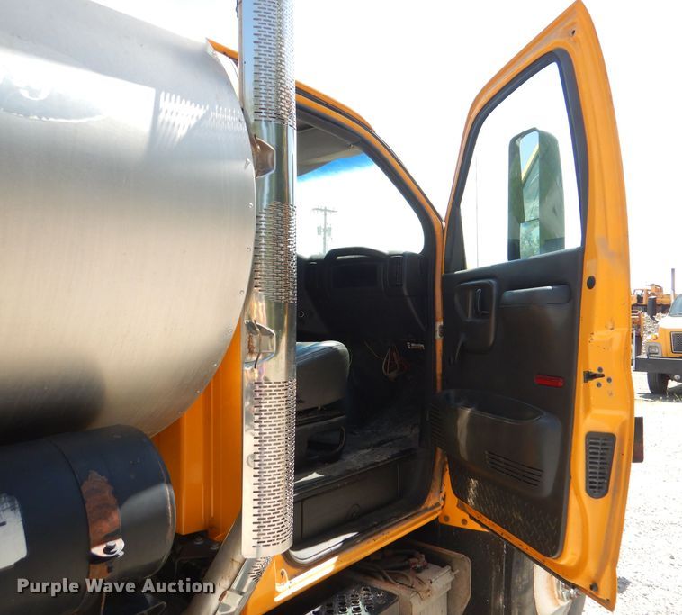 image for item DM1381 2004 Chevrolet C7500  oil distributor truck