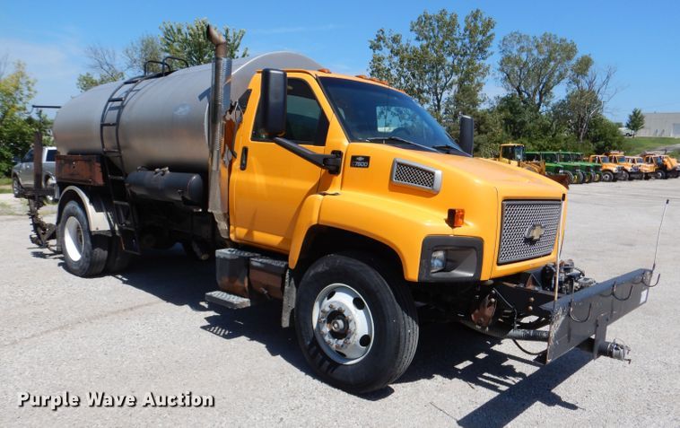 image for item DM1382 2004 Chevrolet C7500  oil distributor truck