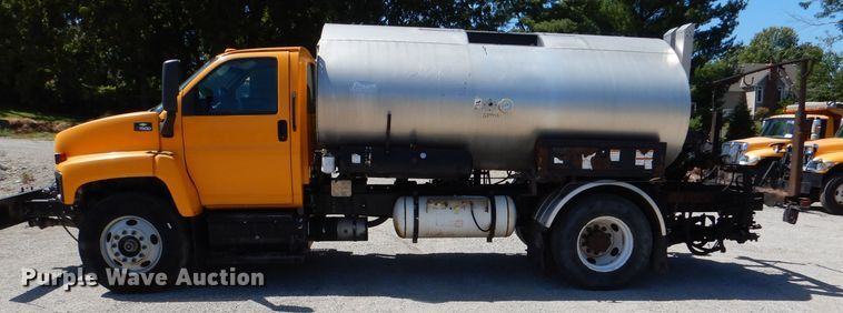 image for item DM1382 2004 Chevrolet C7500  oil distributor truck