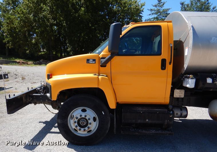 image for item DM1382 2004 Chevrolet C7500  oil distributor truck