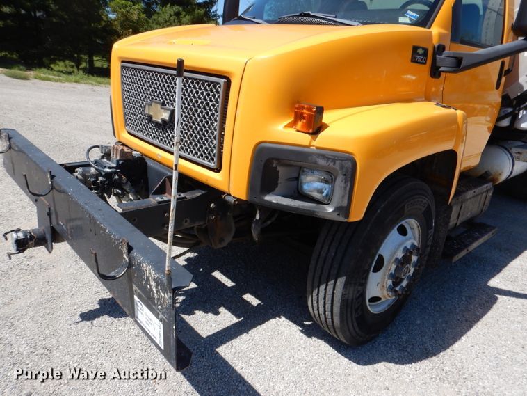 image for item DM1382 2004 Chevrolet C7500  oil distributor truck