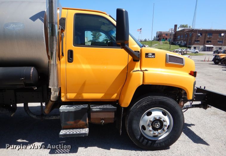 image for item DM1382 2004 Chevrolet C7500  oil distributor truck