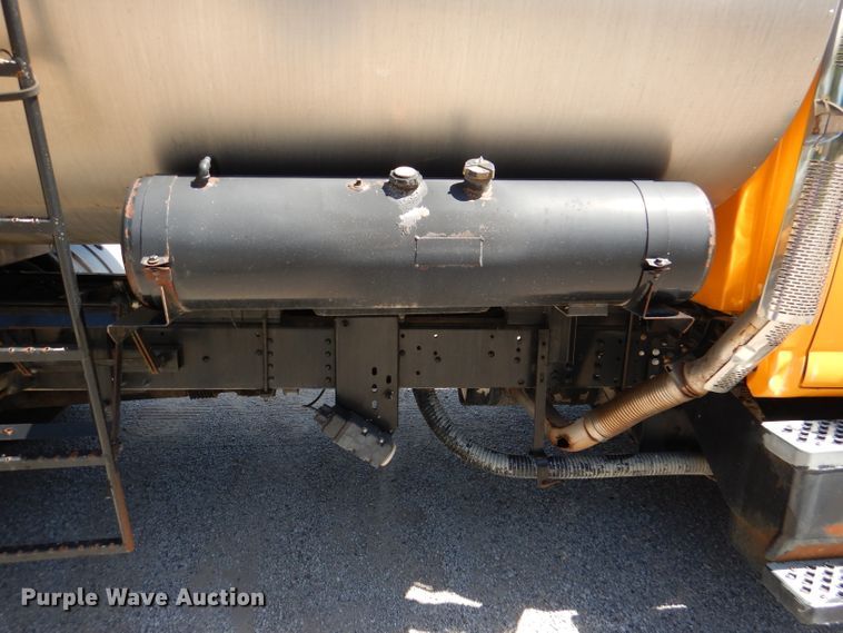 image for item DM1382 2004 Chevrolet C7500  oil distributor truck