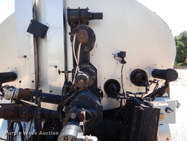 image for item DM1382 2004 Chevrolet C7500  oil distributor truck