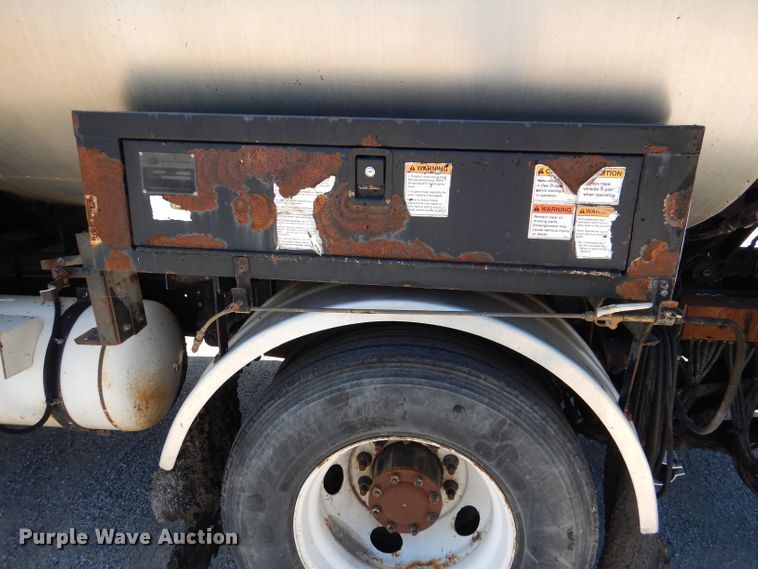 image for item DM1382 2004 Chevrolet C7500  oil distributor truck