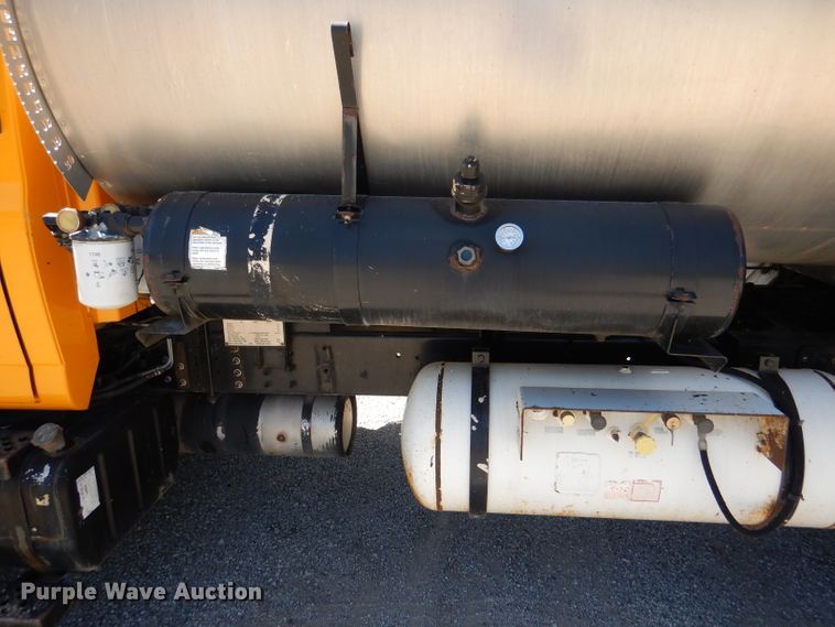 image for item DM1382 2004 Chevrolet C7500  oil distributor truck