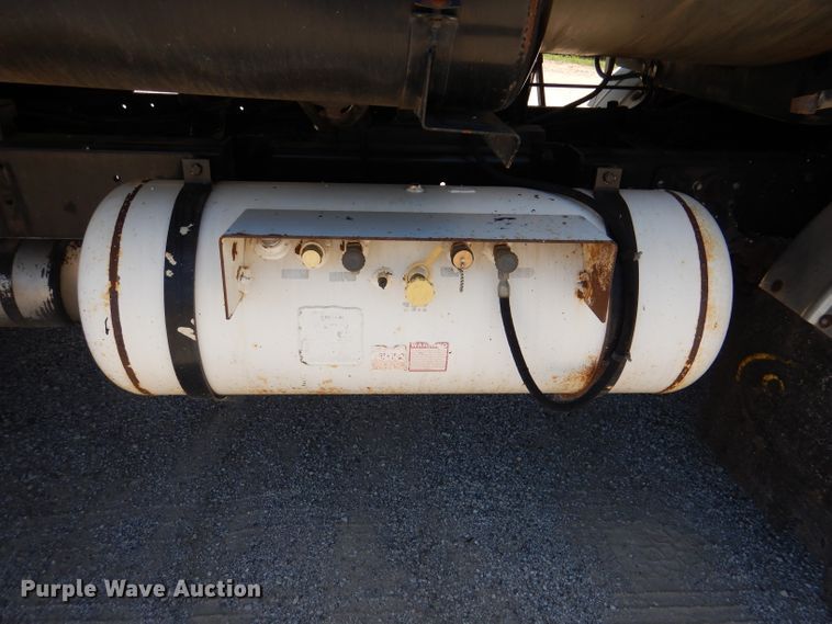 image for item DM1382 2004 Chevrolet C7500  oil distributor truck