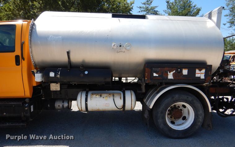 image for item DM1382 2004 Chevrolet C7500  oil distributor truck