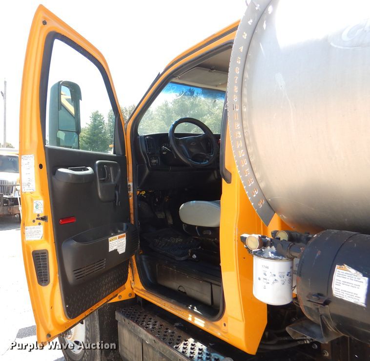 image for item DM1382 2004 Chevrolet C7500  oil distributor truck