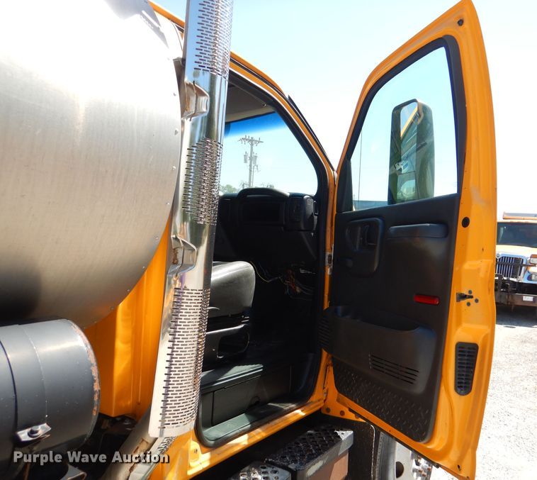 image for item DM1382 2004 Chevrolet C7500  oil distributor truck