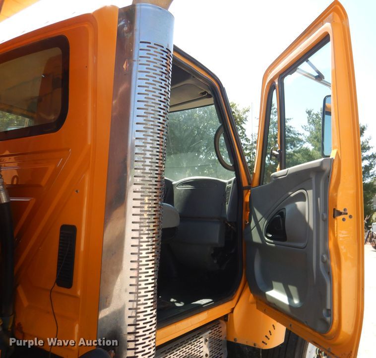 image for item DM1383 2005 International WorkStar 7400  dump truck