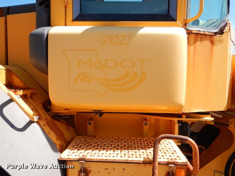 image for item DM1384 2004 Volvo L70E  wheel loader