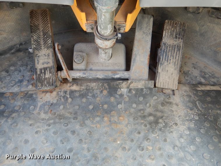 image for item DM1384 2004 Volvo L70E  wheel loader