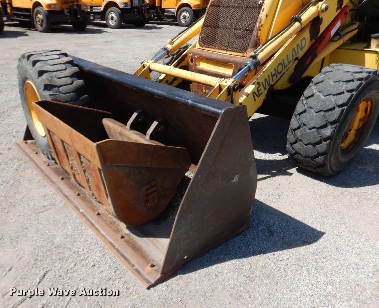 image for item DM1386 2002 New Holland LB110B  backhoe