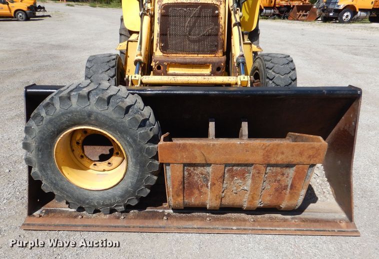 image for item DM1386 2002 New Holland LB110B  backhoe