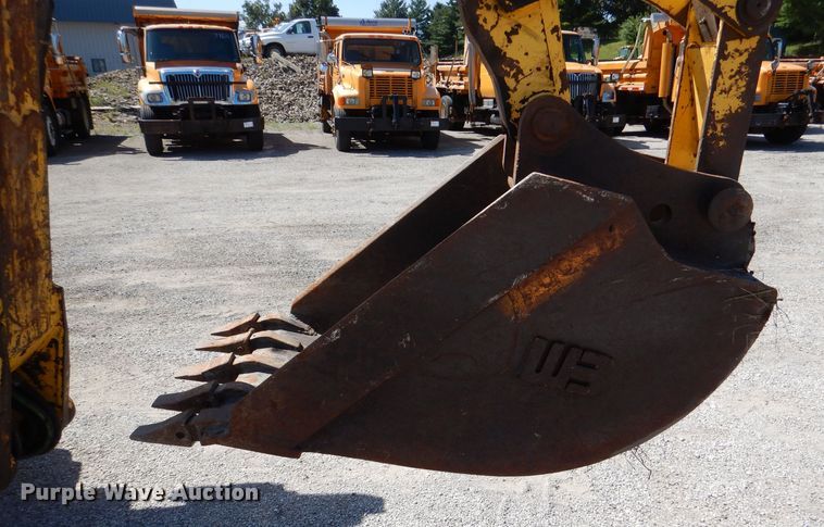 image for item DM1386 2002 New Holland LB110B  backhoe