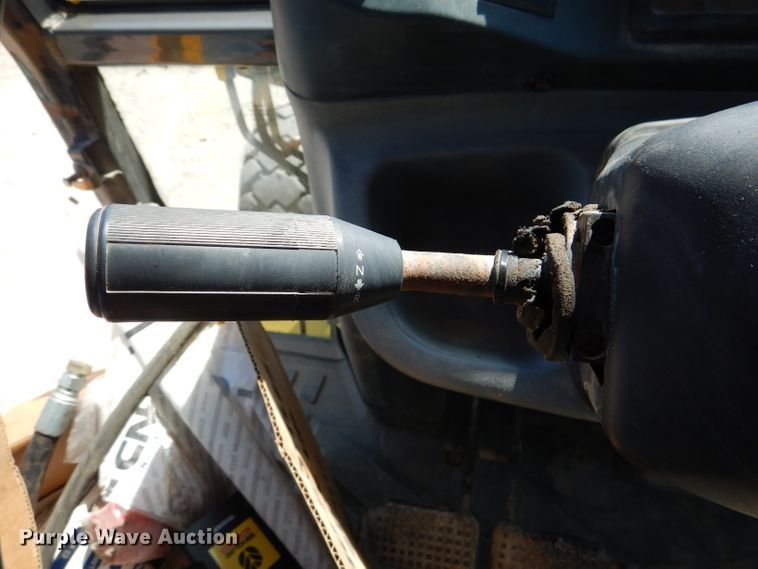 image for item DM1386 2002 New Holland LB110B  backhoe