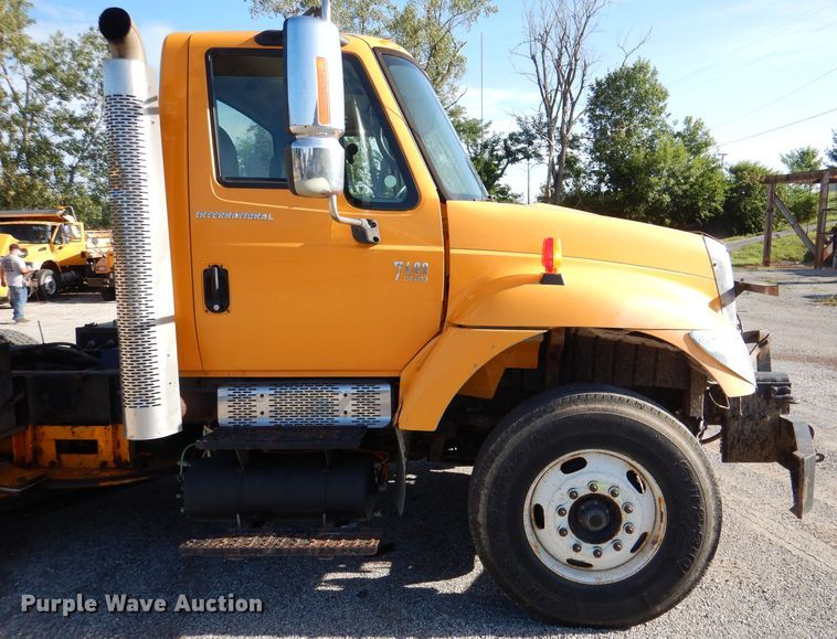 image for item DM1394 2006 International WorkStar 7400  truck cab and chassis