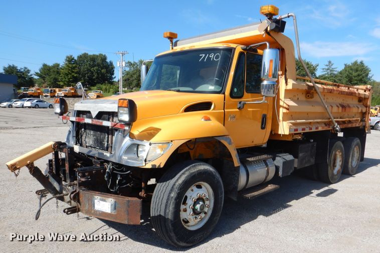 image for item DM1395 2004 International WorkStar 7400  dump truck