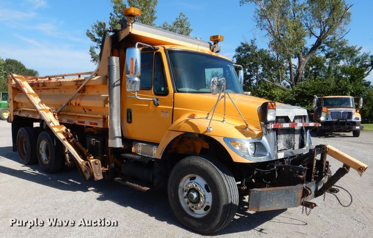 image for item DM1395 2004 International WorkStar 7400  dump truck