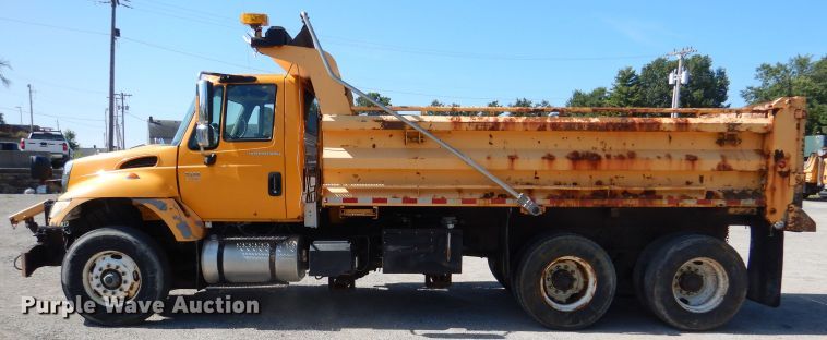 image for item DM1395 2004 International WorkStar 7400  dump truck
