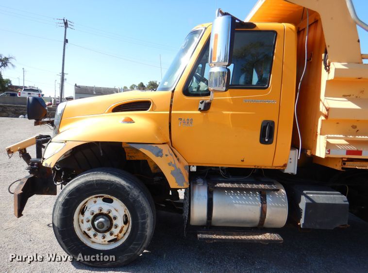 image for item DM1395 2004 International WorkStar 7400  dump truck