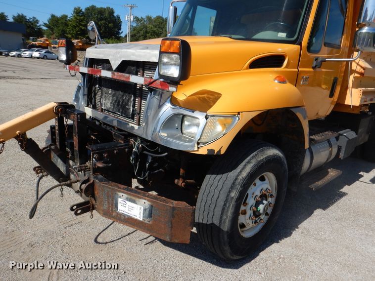 image for item DM1395 2004 International WorkStar 7400  dump truck