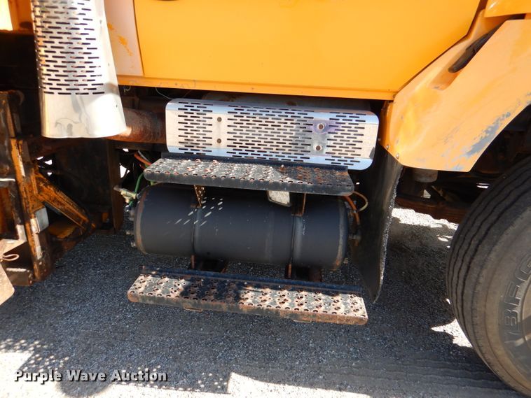 image for item DM1395 2004 International WorkStar 7400  dump truck