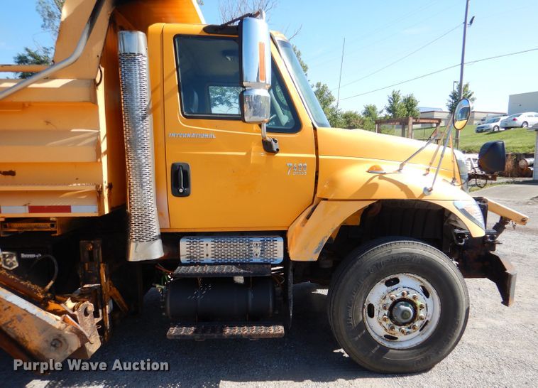 image for item DM1395 2004 International WorkStar 7400  dump truck
