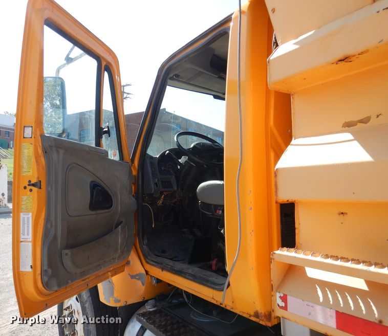 image for item DM1395 2004 International WorkStar 7400  dump truck