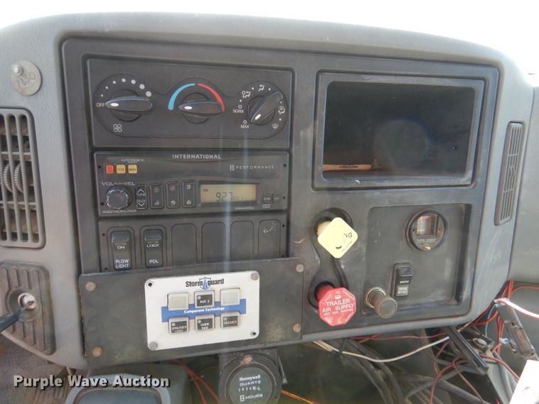 image for item DM1395 2004 International WorkStar 7400  dump truck