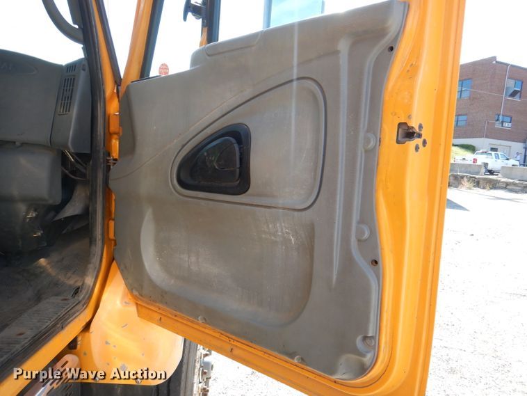 image for item DM1395 2004 International WorkStar 7400  dump truck