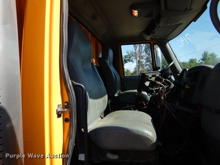 image for item DM1395 2004 International WorkStar 7400  dump truck