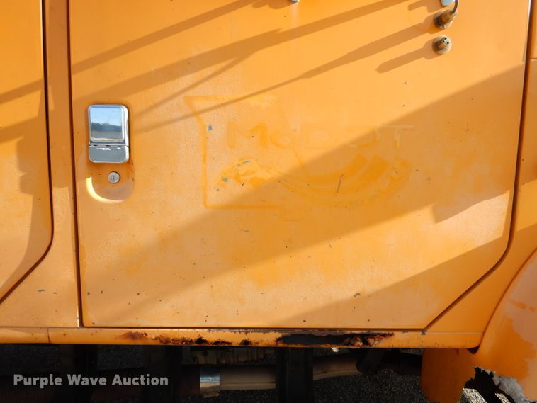 image for item DM1396 2002 International 4900  Crew Cab dump truck