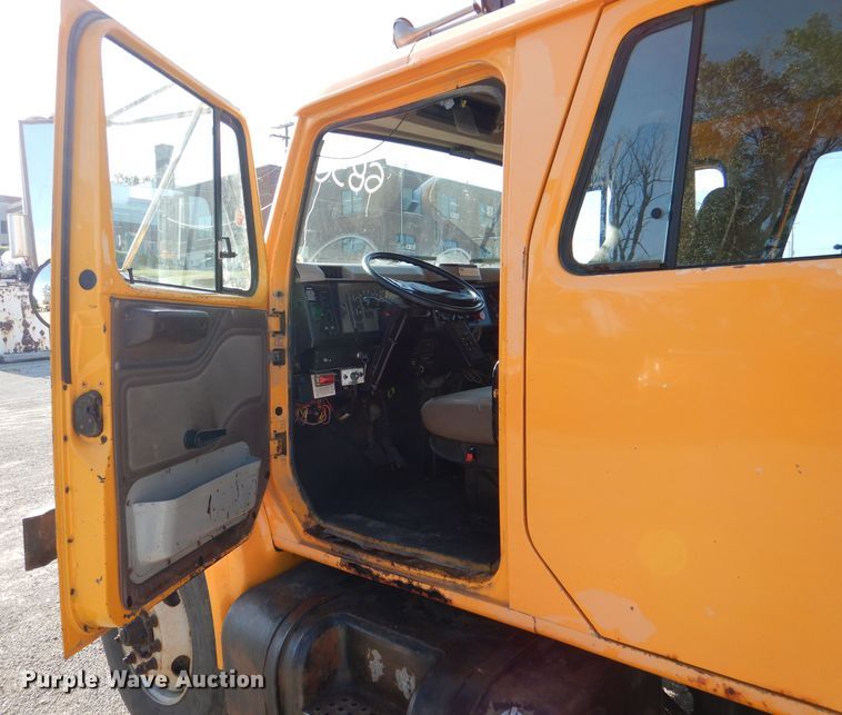 image for item DM1396 2002 International 4900  Crew Cab dump truck