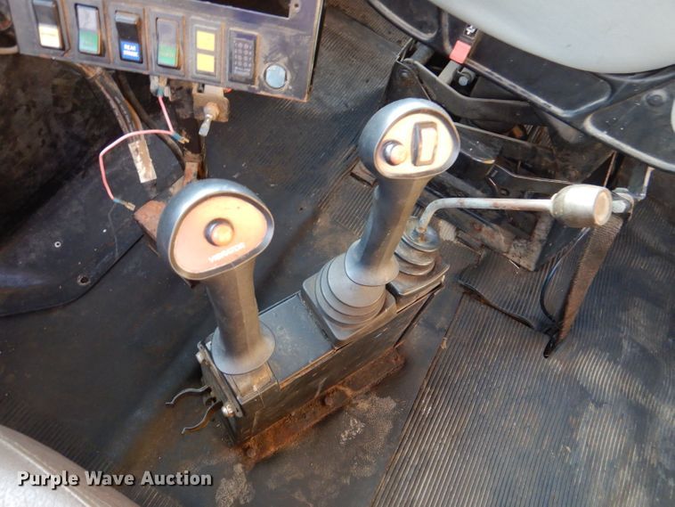 image for item DM1396 2002 International 4900  Crew Cab dump truck