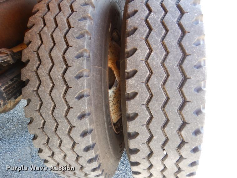 image for item DM1396 2002 International 4900  Crew Cab dump truck