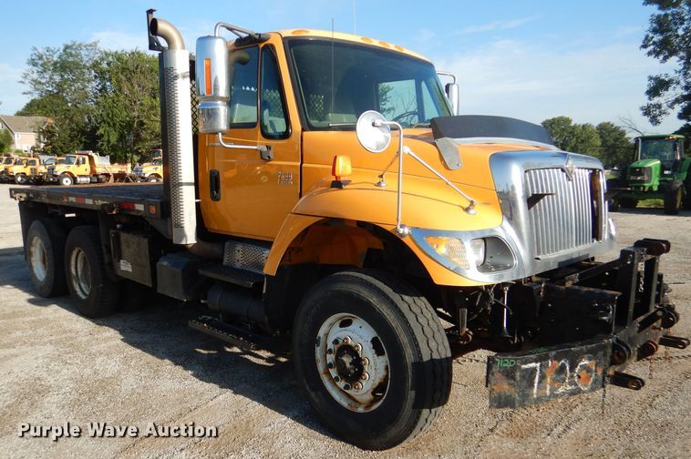 image for item DM1398 2003 International WorkStar 7400  flatbed truck