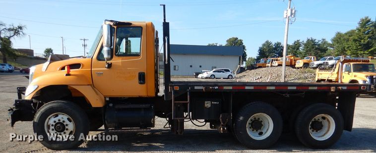 image for item DM1398 2003 International WorkStar 7400  flatbed truck