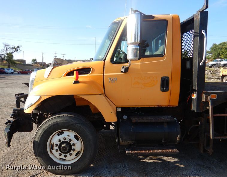 image for item DM1398 2003 International WorkStar 7400  flatbed truck