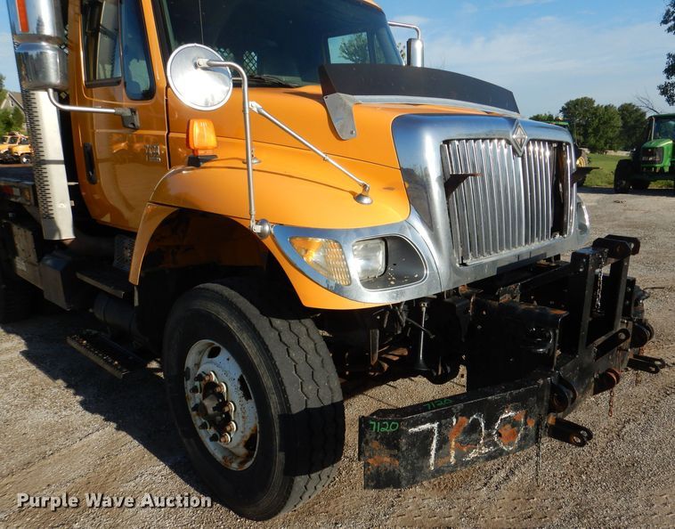 image for item DM1398 2003 International WorkStar 7400  flatbed truck