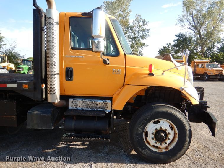 image for item DM1398 2003 International WorkStar 7400  flatbed truck