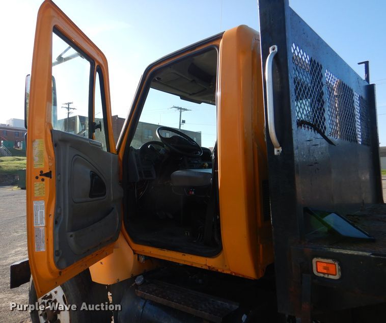 image for item DM1398 2003 International WorkStar 7400  flatbed truck