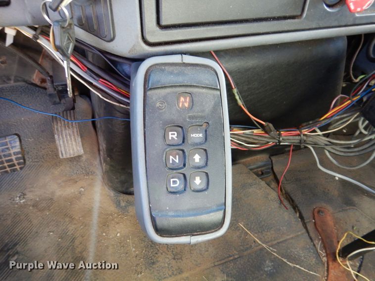 image for item DM1398 2003 International WorkStar 7400  flatbed truck