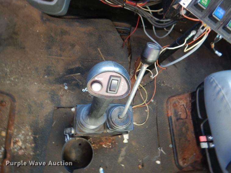 image for item DM1398 2003 International WorkStar 7400  flatbed truck